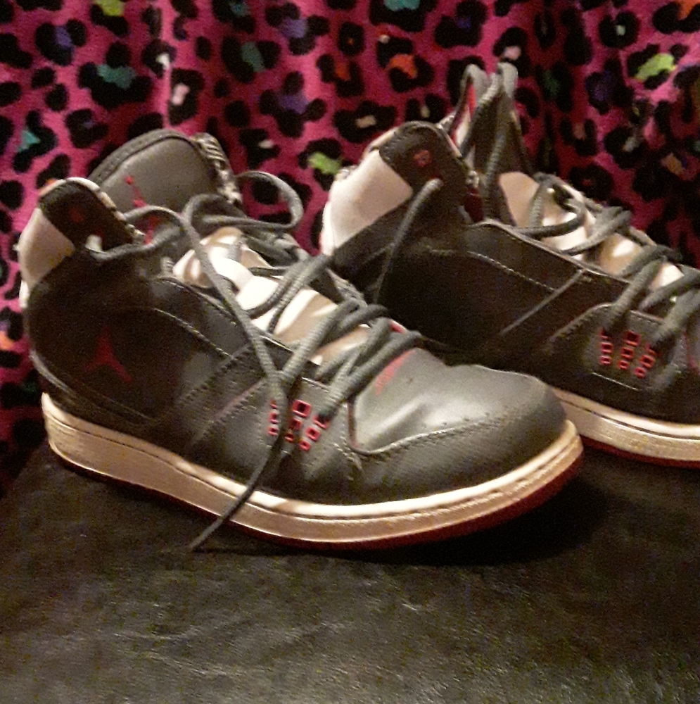 Dark grey  Jordan's size 7